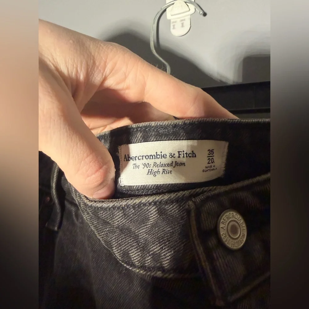 Abercrombie & Fitch High Rise 90s Relaxed Raw Hem Jean Size 35/20 Long - Picture 3 of 6